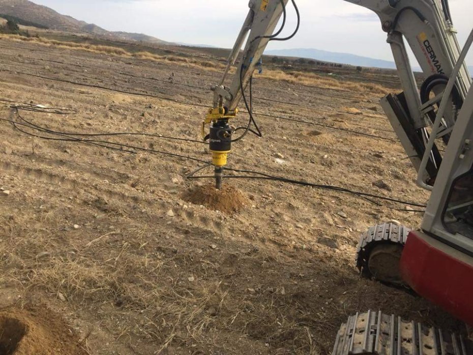 Takeuchi mini ekskavatör üzerine digmaq burgu ataşmanı uygulaması Takeuchi mini ekskavatör üzerine digmaq burgu ataşmanı uygulaması