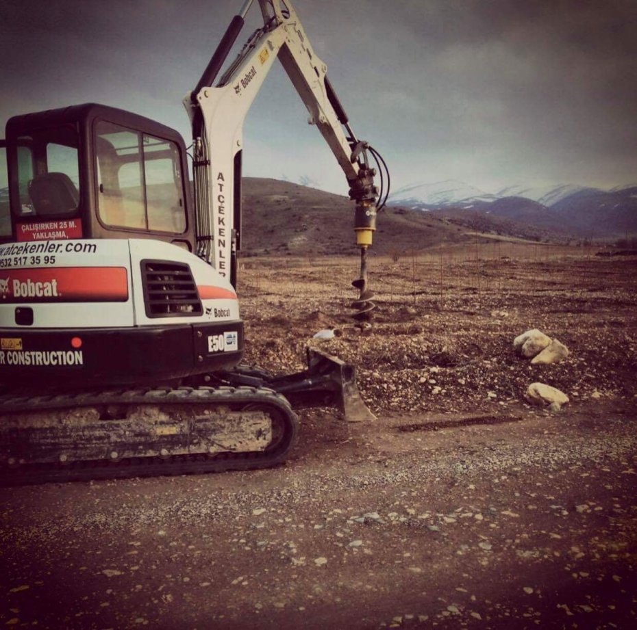 BOBCAT mini ekskavatör üzerine digmaq toprak burgu ataşmanı uygulaması BOBCAT mini ekskavatör üzerine Digmaq toprak burgu ataşmanı uygulaması