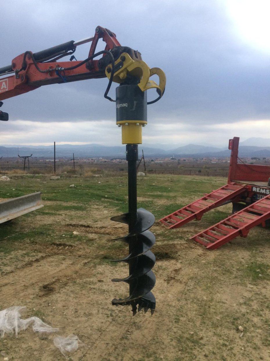 KUBOTA mini ekskavatör üzerine Digmaq toprak burgu ataşmanı uygulaması KUBOTA mini ekskavatör üzerine Digmaq toprak burgu ataşmanı uygulaması