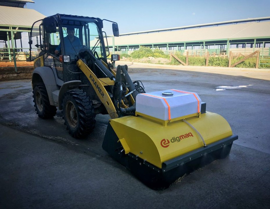 SULU SİSTEM MİNİ YÜKLEYİCİ SÜPÜRGE ATAŞMANI