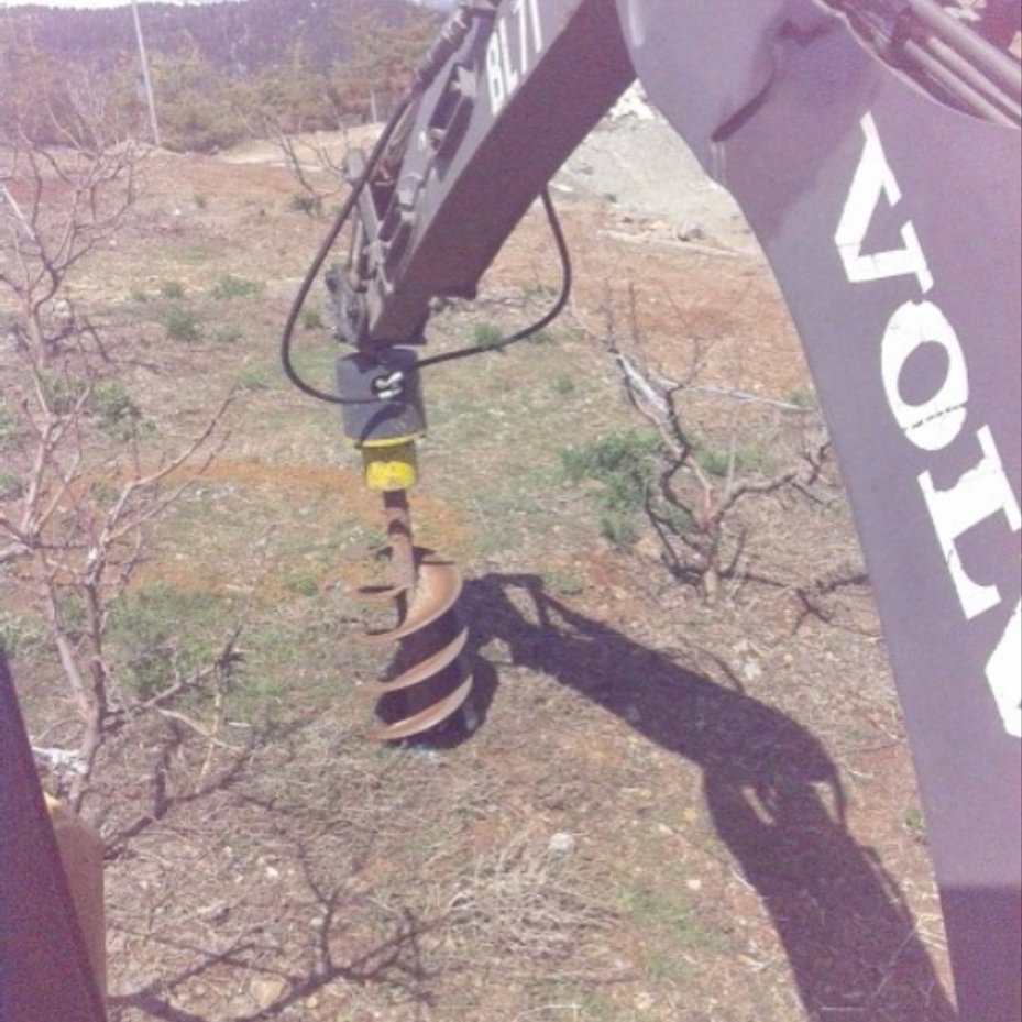 VOLVO bekoloder üzerine digmaq toprak burgu ataşmanı uygulaması VOLVO bekoloder üzerine digmaq toprak burgu ataşmanı uygulaması